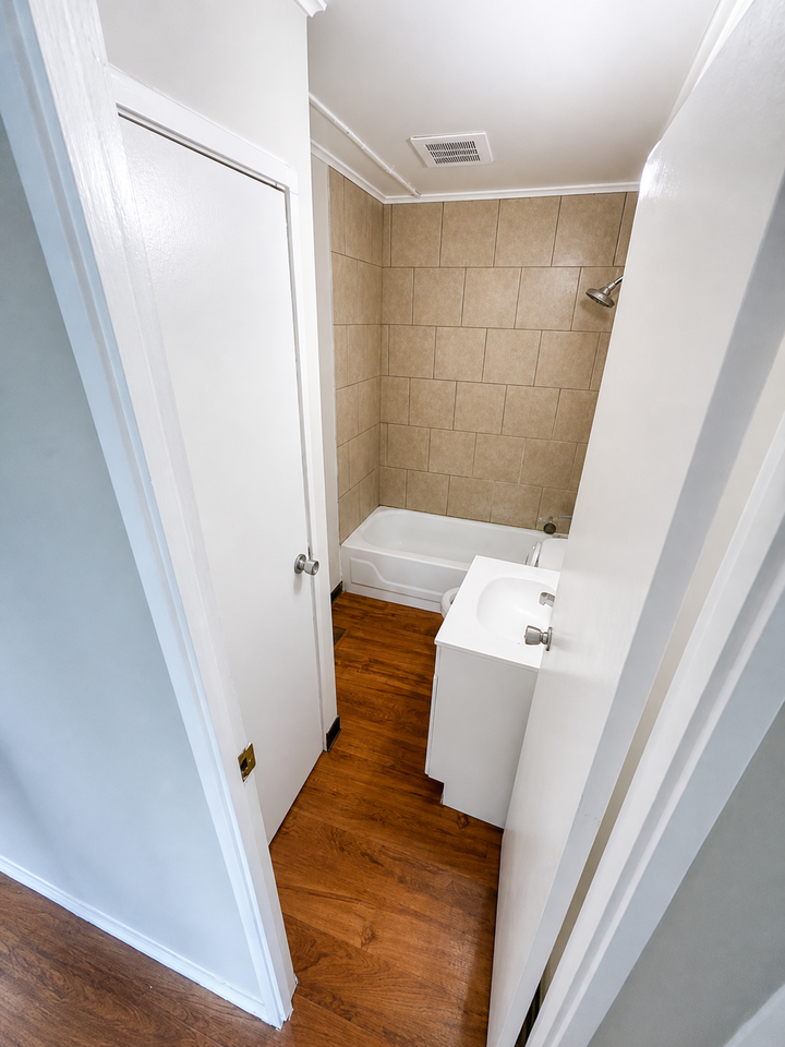 5602 Glencoe St - Photo 6 of 12