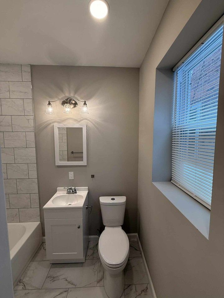 145 N Farson St #1F - Photo 4 of 6