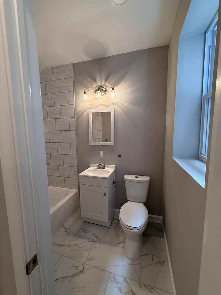 145 N Farson St #1F - Photo 5 of 6