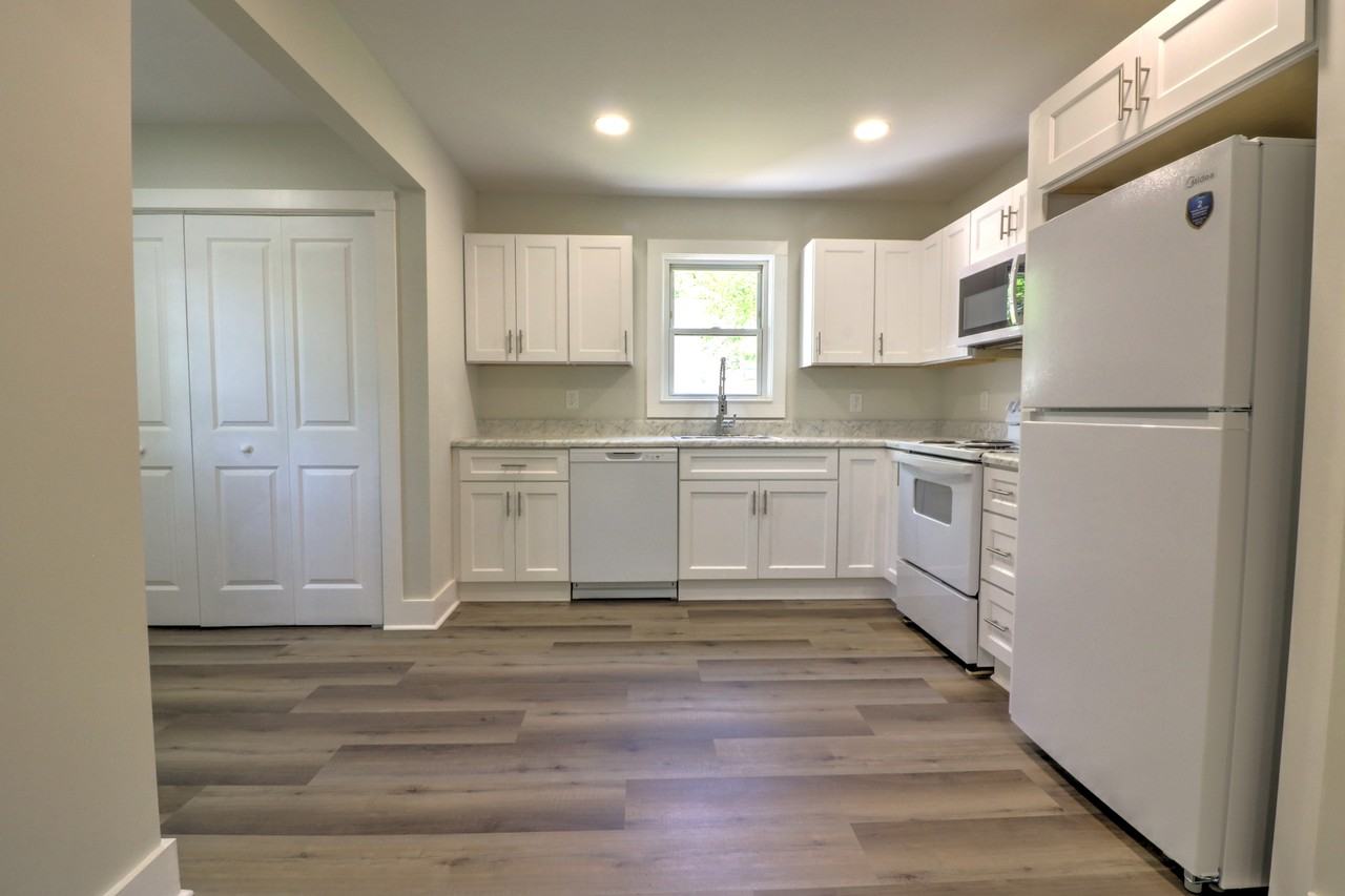 403 S Hampton St - Photo 2 of 7