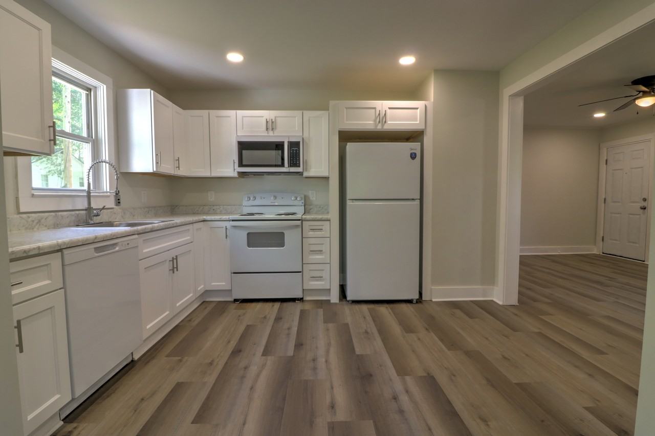 403 S Hampton St - Photo 3 of 7