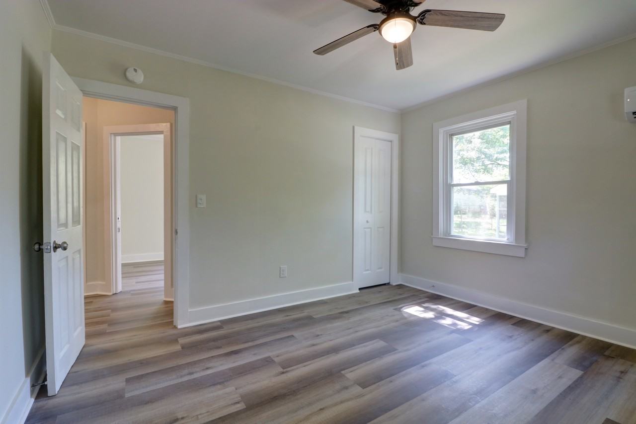 403 S Hampton St - Photo 4 of 7