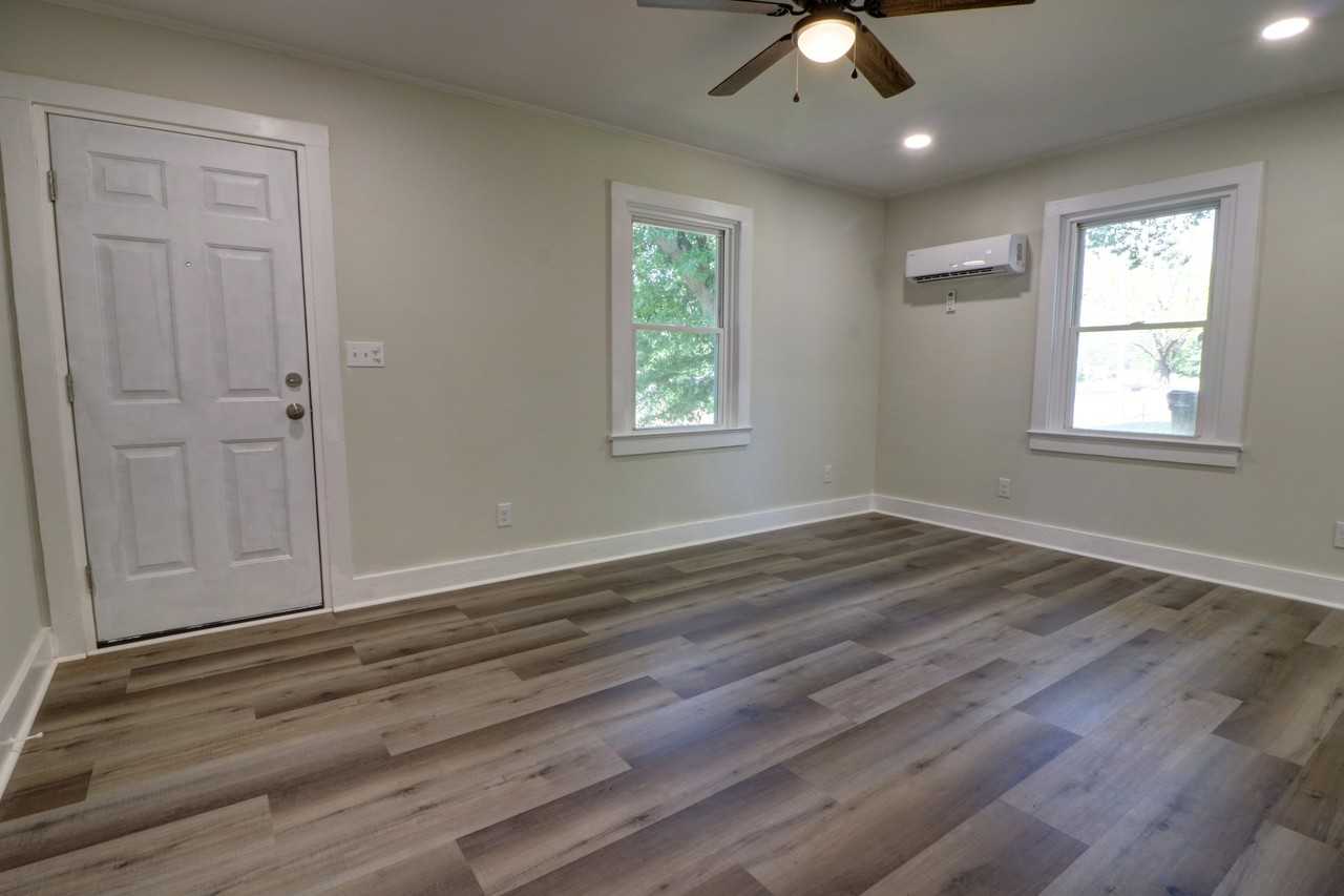 403 S Hampton St - Photo 5 of 7