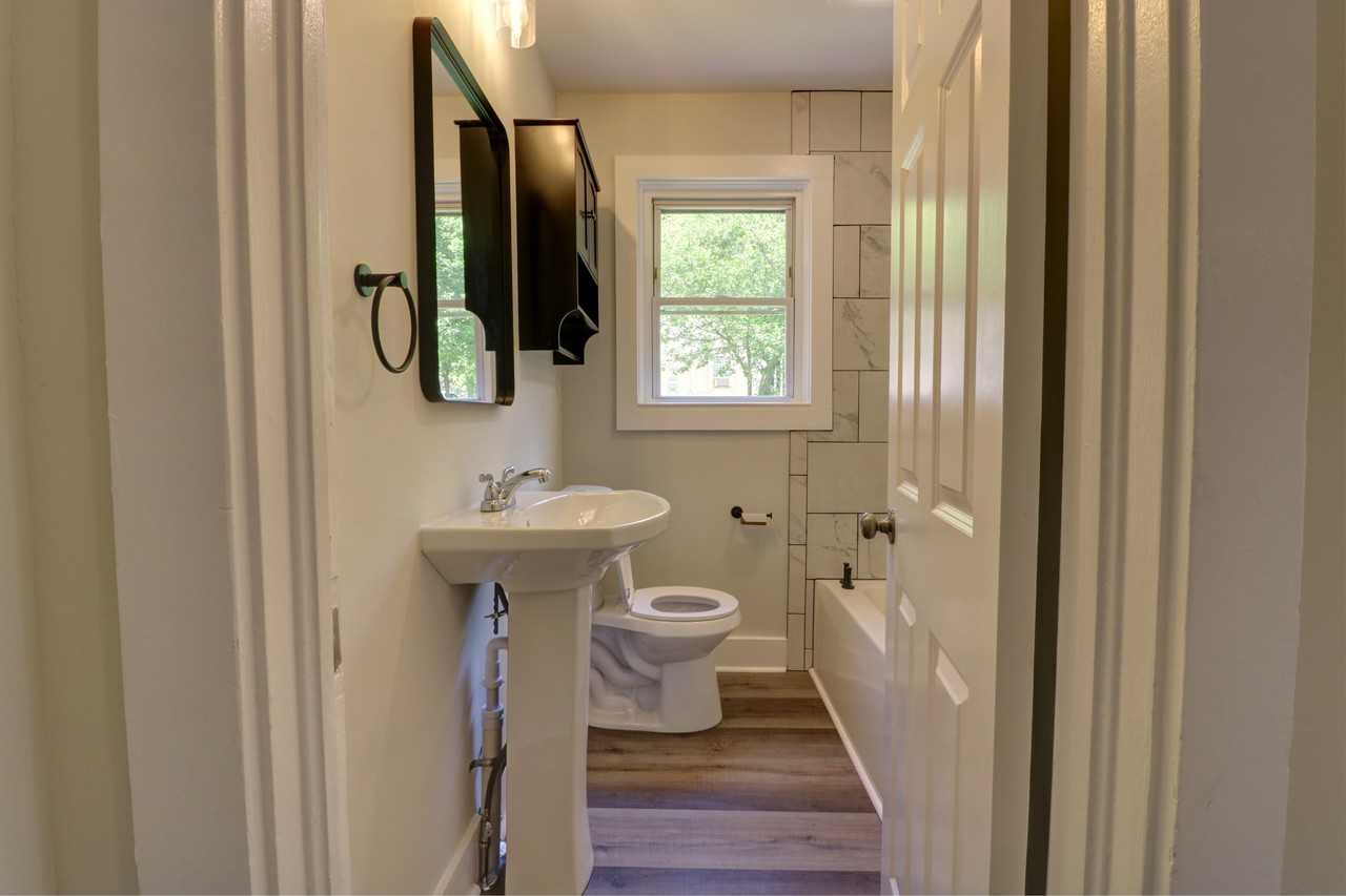 403 S Hampton St - Photo 7 of 7