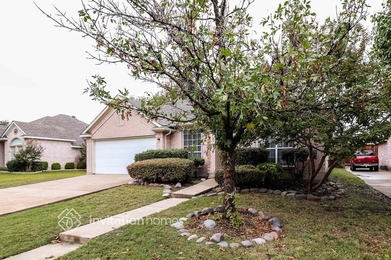 1617 Churchill Ln - Photo 3 of 21