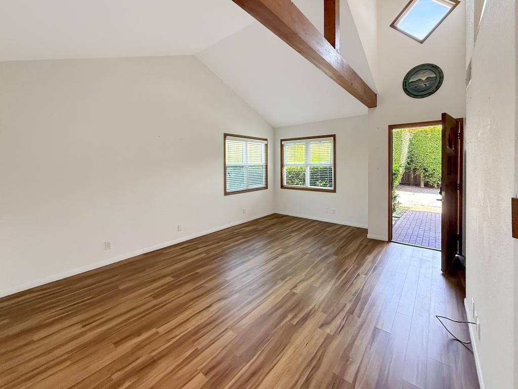 820 W Victoria St - Photo 2 of 10