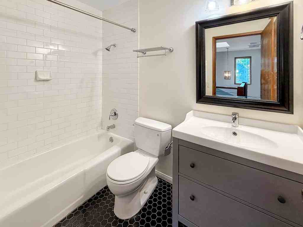 820 W Victoria St - Photo 7 of 10