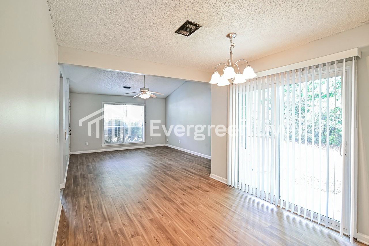 200 Greenlake Dr - Photo 3 of 15