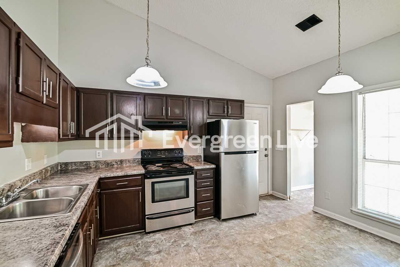 200 Greenlake Dr - Photo 4 of 15