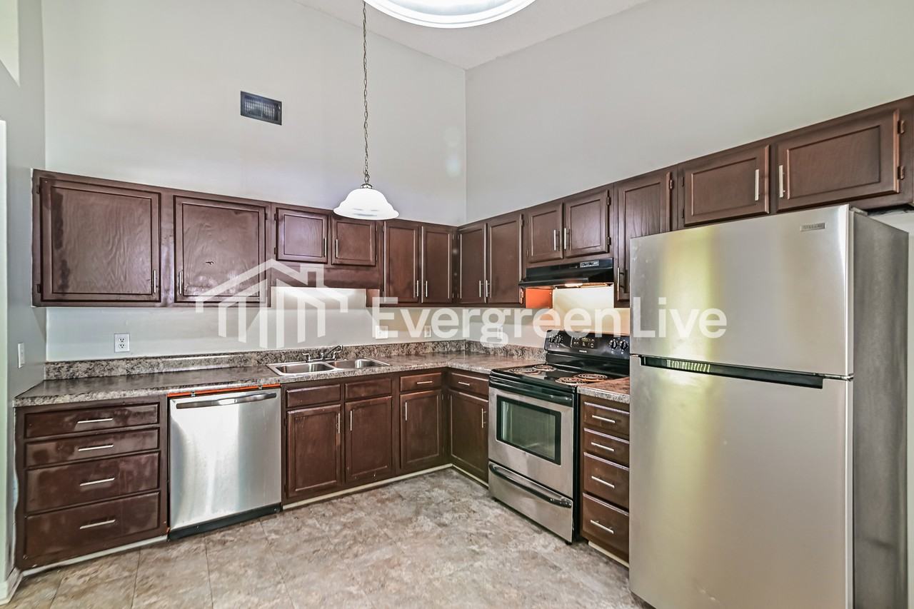 200 Greenlake Dr - Photo 5 of 15