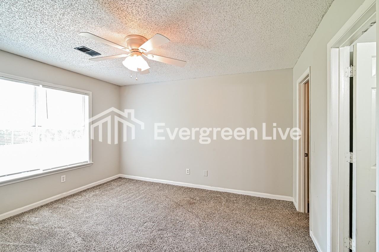 200 Greenlake Dr - Photo 7 of 15