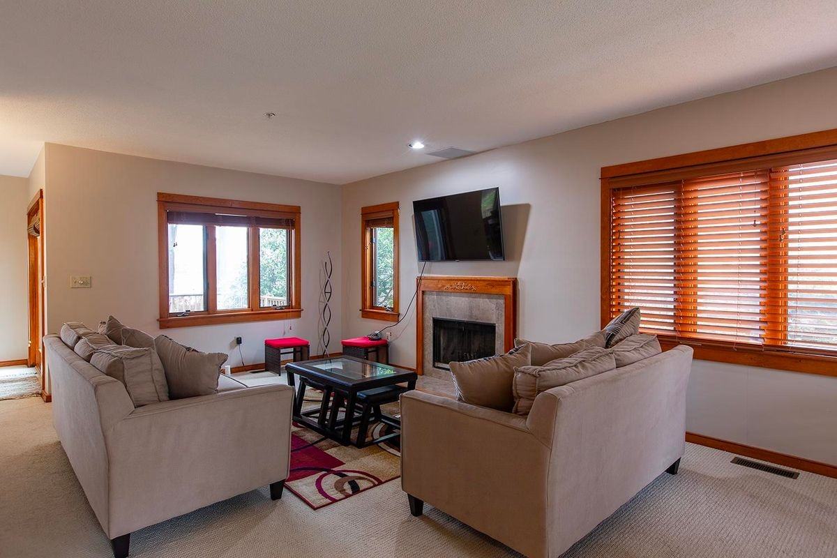 33 Clearwater Dr - Photo 2 of 23
