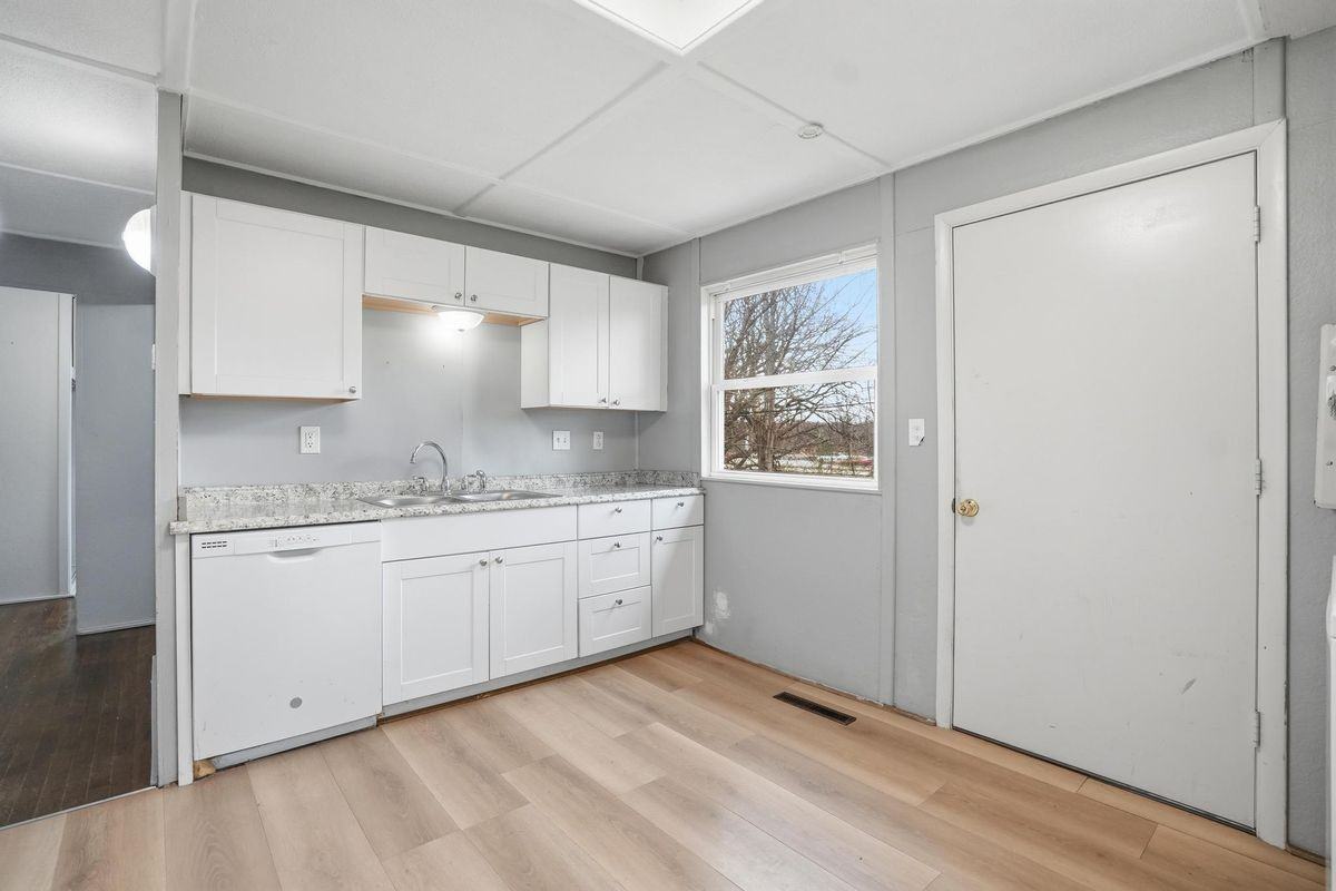 1108 Ne 46th Ter - Photo 3 of 21