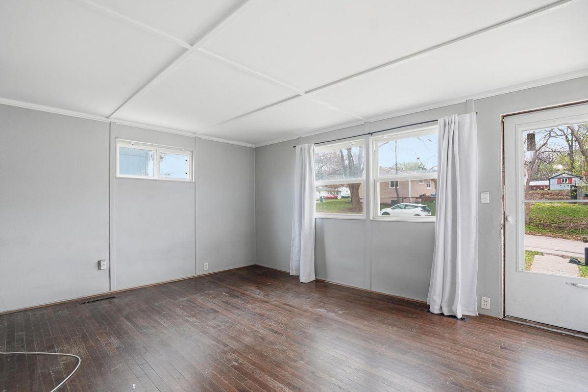 1108 Ne 46th Ter - Photo 5 of 21