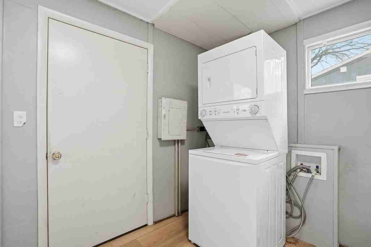 1108 Ne 46th Ter - Photo 7 of 21