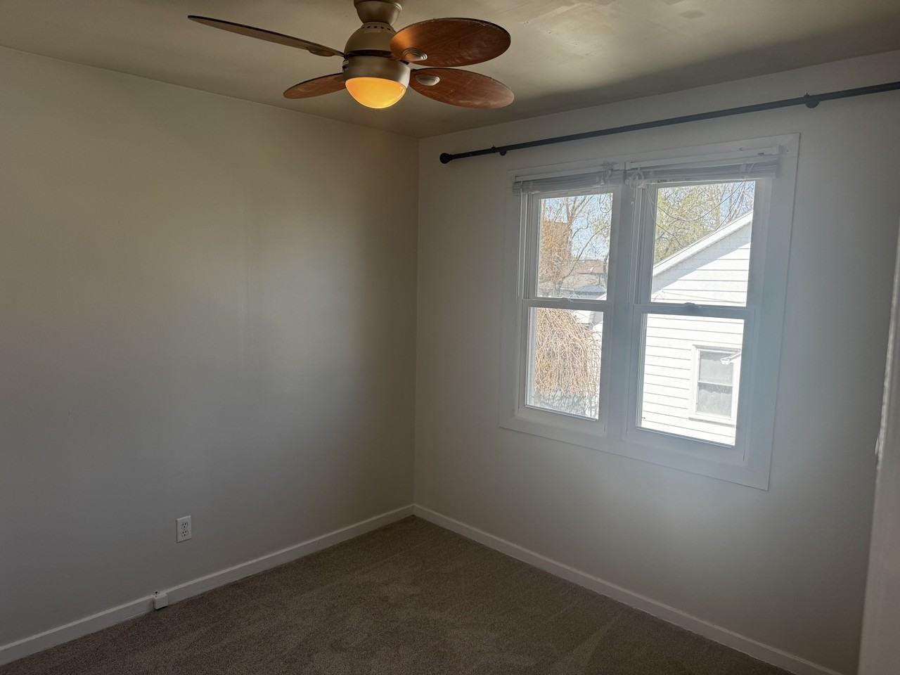 268 Humboldt Parkway, Upper Unit, Port Colborne - Photo 4 of 7