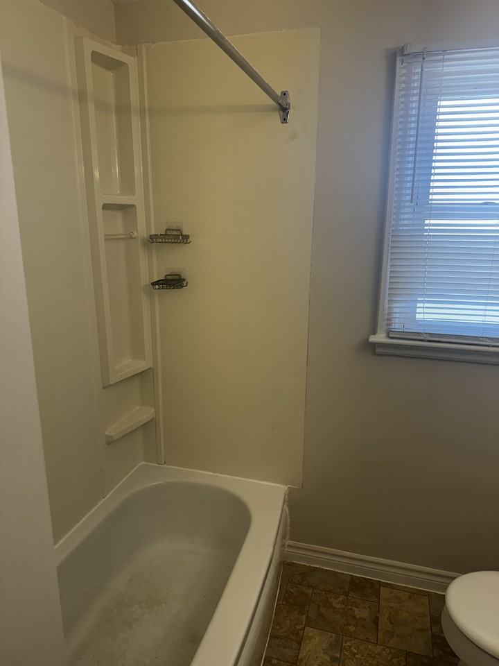 268 Humboldt Parkway, Upper Unit, Port Colborne - Photo 7 of 7