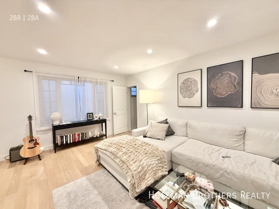 320 N Crescent Dr #8 - Photo 3 of 12