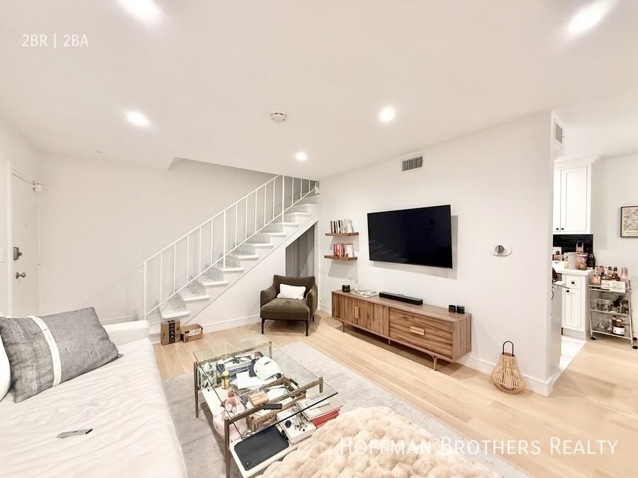 320 N Crescent Dr #8 - Photo 4 of 12