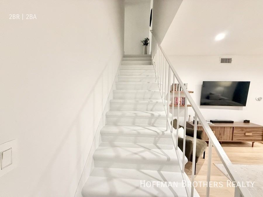 320 N Crescent Dr #8 - Photo 7 of 12