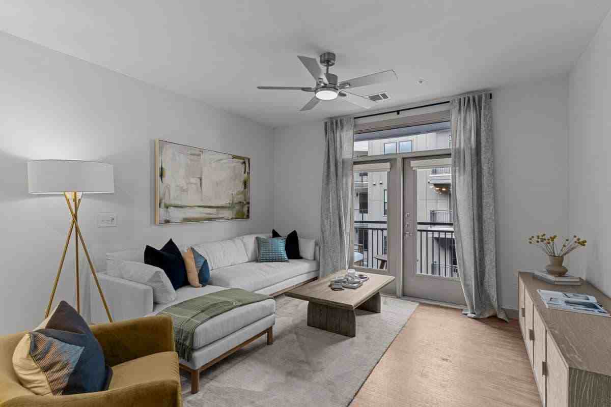 3708 Goodwin Ave - Photo 5 of 37