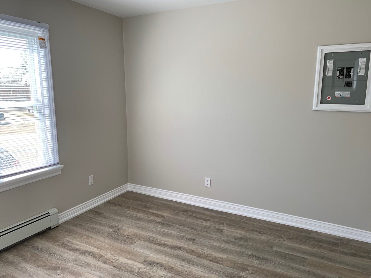 111 Mary St - Photo 7 of 8