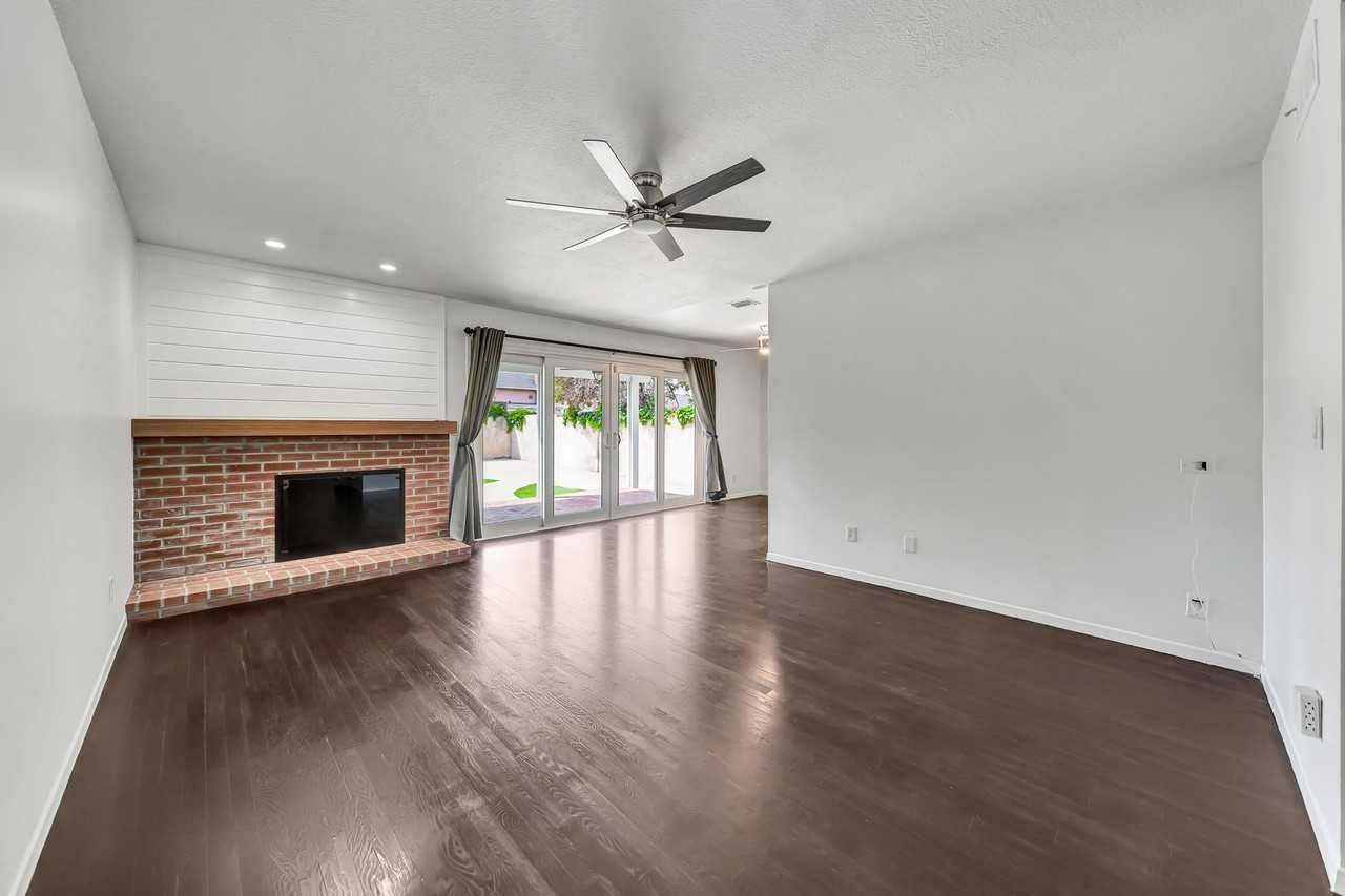 23008 Hamlin St - Photo 4 of 39