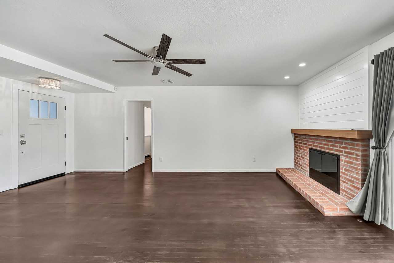 23008 Hamlin St - Photo 7 of 39