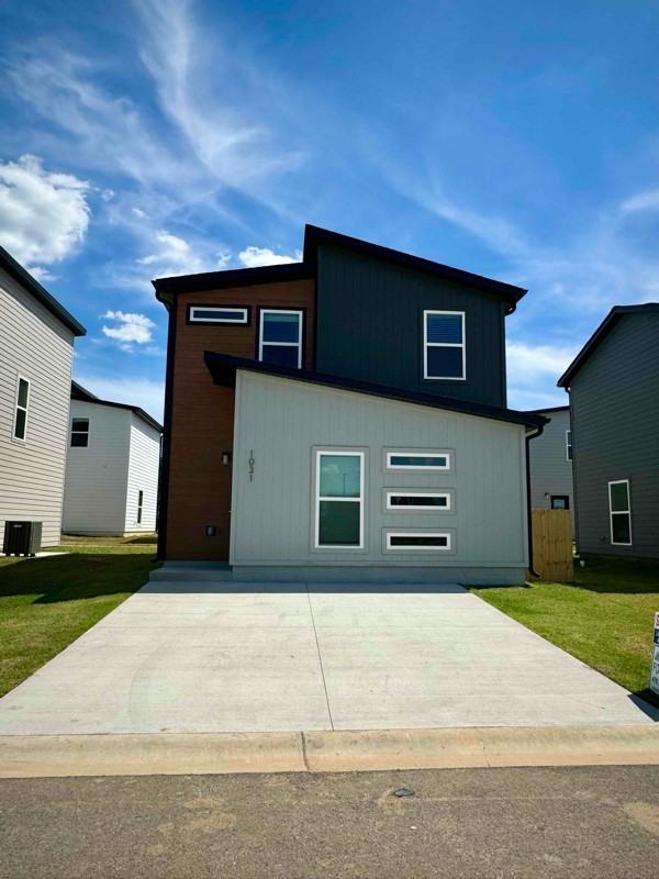 1031 Kentucky Ave - Photo 2 of 11