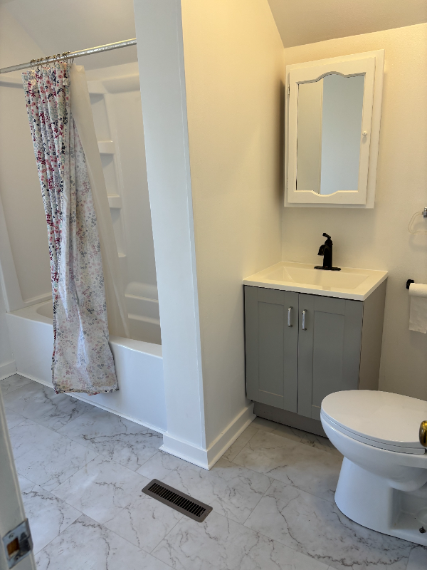 1010 Oak St - Photo 2 of 9