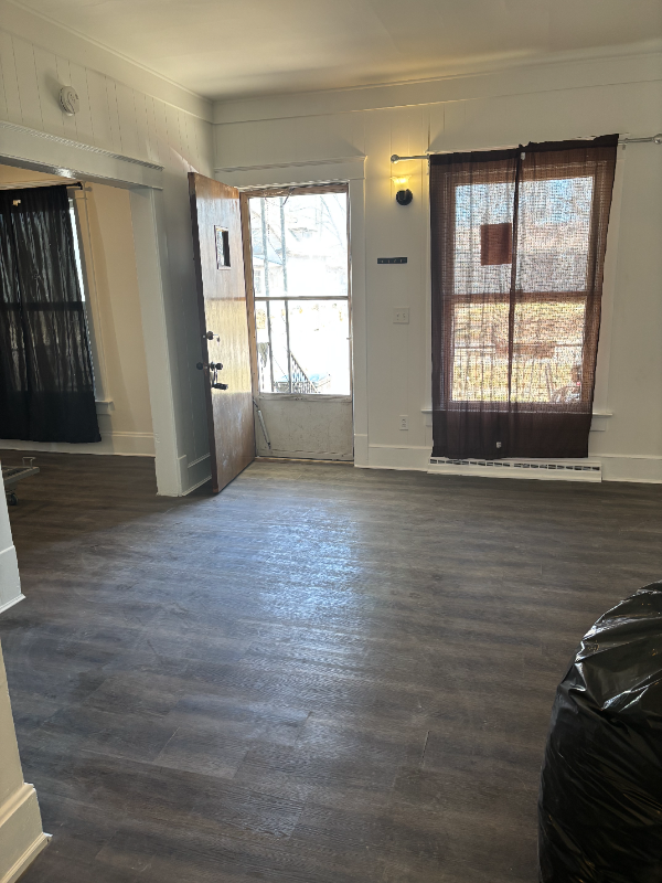1010 Oak St - Photo 3 of 9