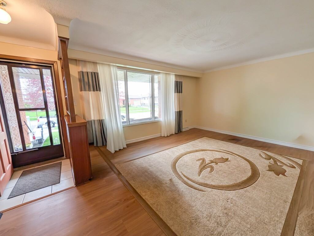 127 Westwood Cres - Photo 2 of 22