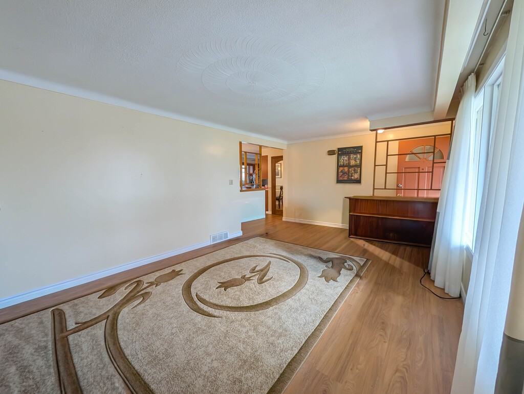 127 Westwood Cres - Photo 4 of 22