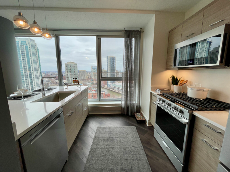 305 N Canal St - Photo 4 of 14