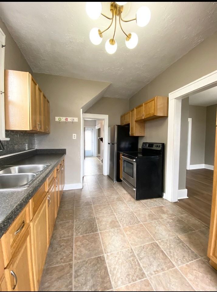 830 Crest Ave - Photo 2 of 9