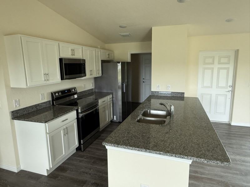 7038 Lotus Cir - Photo 3 of 10