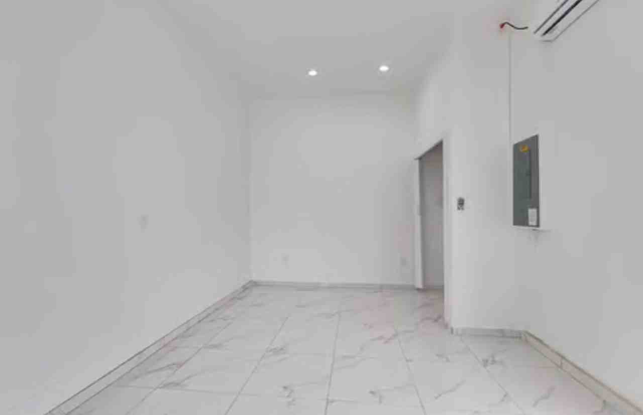 1106 W 11th St - Photo 3 of 10