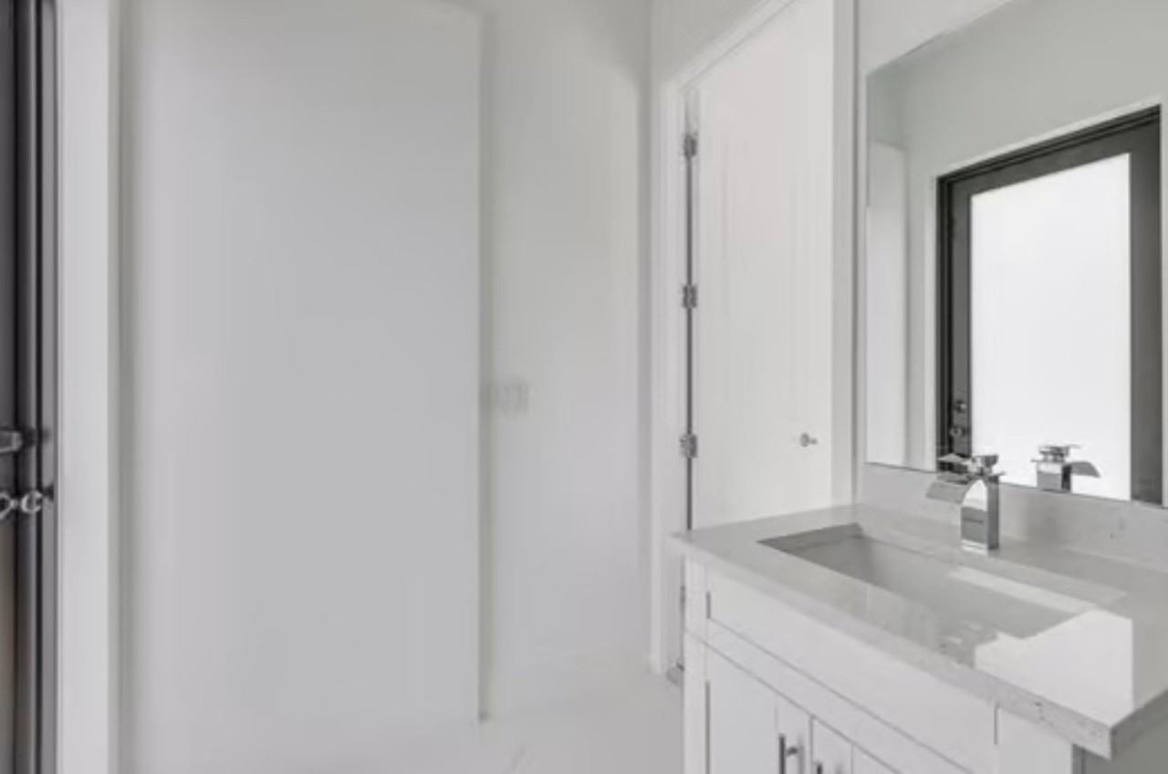 1106 W 11th St - Photo 4 of 10