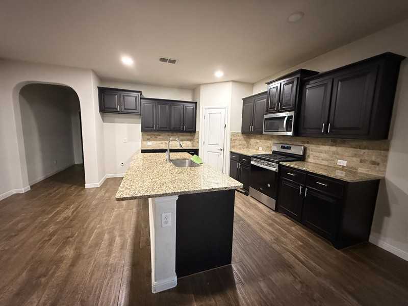 565 Lindisfarne Ln - Photo 3 of 24