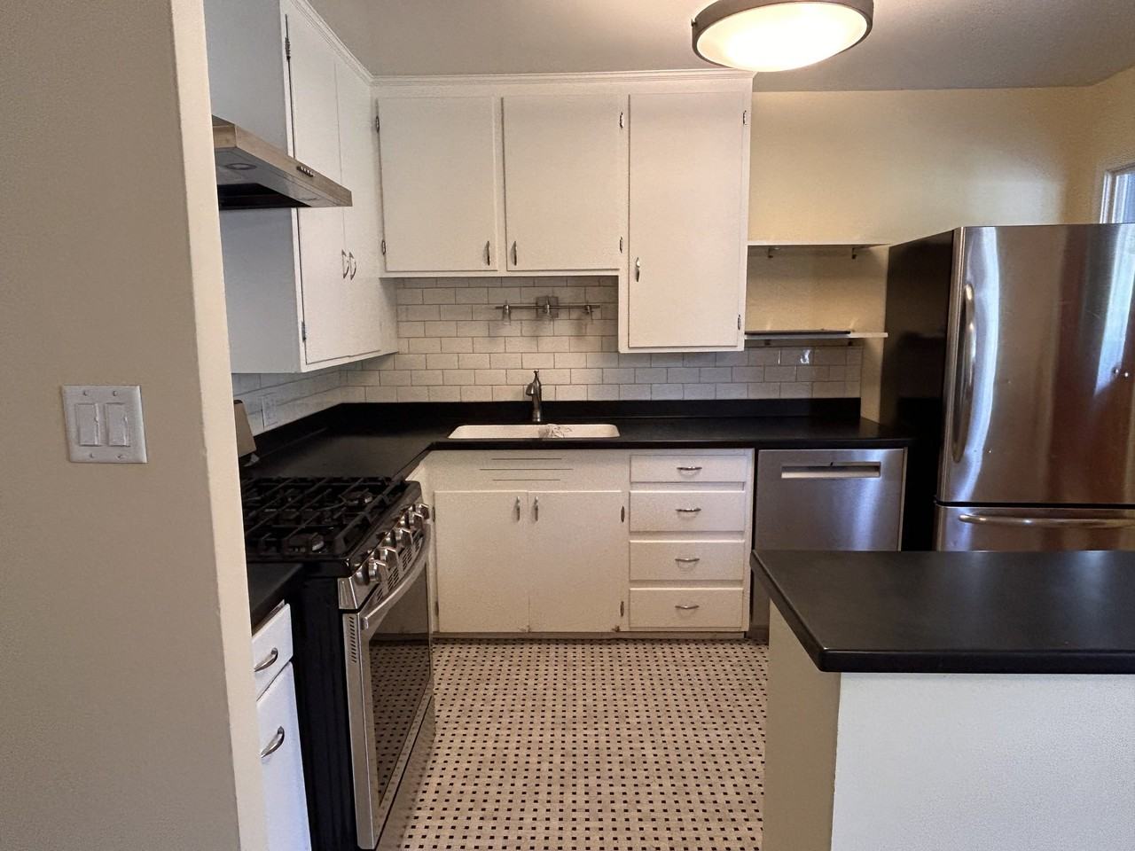1705 Elmcrest Dr - Photo 3 of 17