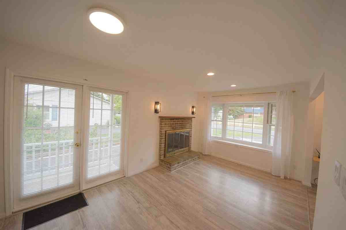 105 N Cypress Rd - Photo 7 of 34