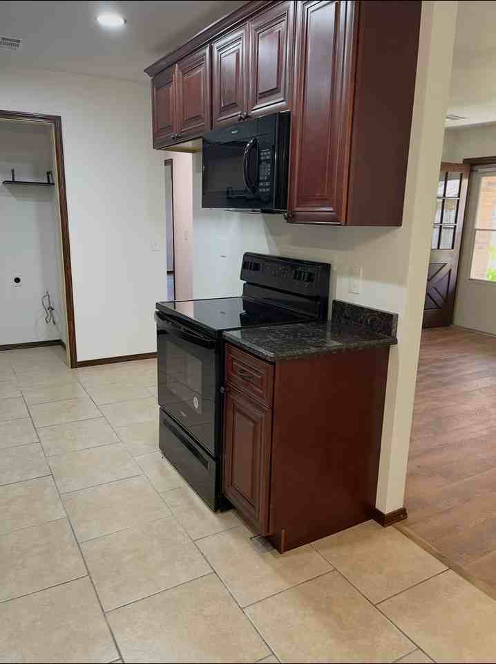 2423 Sw 90th St - Photo 3 of 17