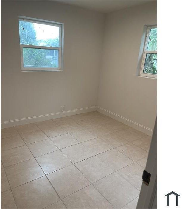 531 21st St #B - Photo 4 of 6