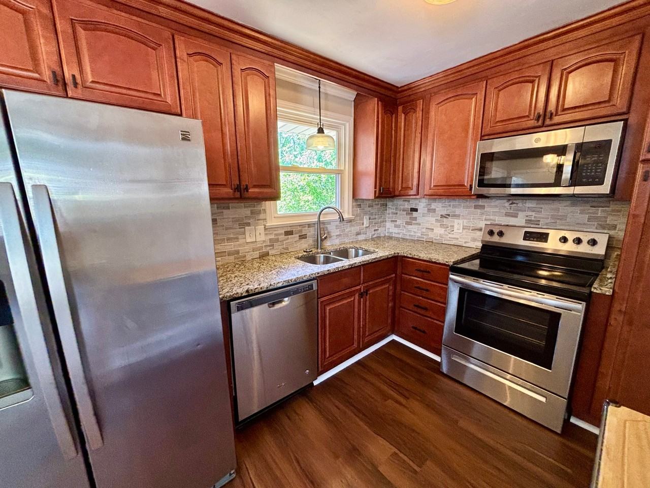 2525 Bethwood Dr - Photo 2 of 19