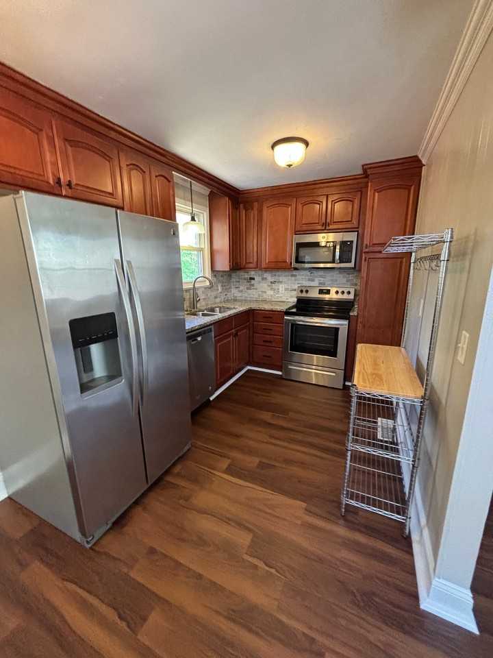 2525 Bethwood Dr - Photo 5 of 19