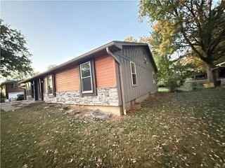 8220 Freeman Ave - Photo 4 of 18