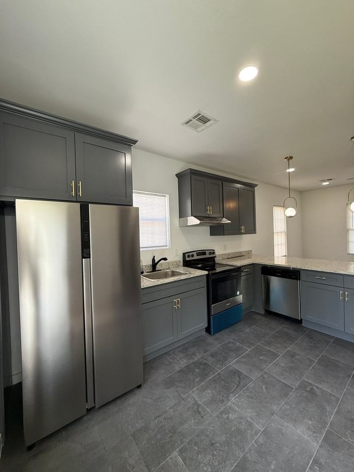 1408 E 13th St - Photo 3 of 9