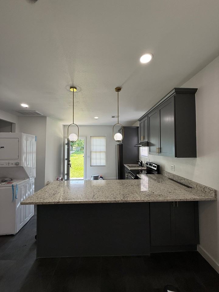 1408 E 13th St - Photo 4 of 9