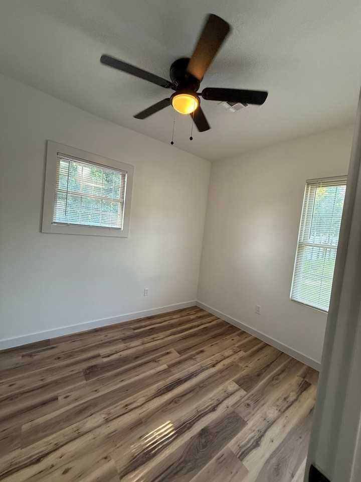 1408 E 13th St - Photo 5 of 9