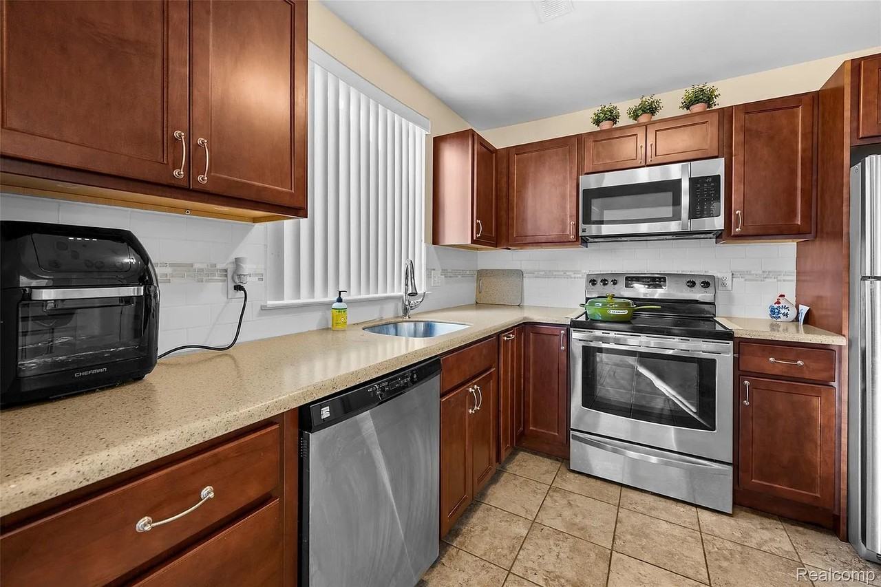 22161 Indian Creek Dr - Photo 4 of 11